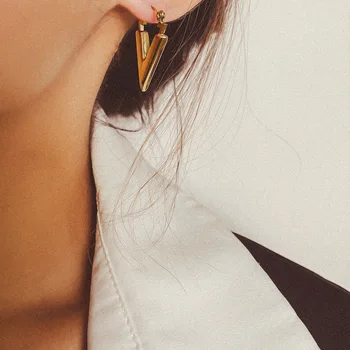 HIYEE 18K aukso dengimo aksesuarai Prabangaus prekės ženklo dizainerio V raidės auskarai Auksiniai vintažiniai nerūdijančio plieno auskarai Papuošalai