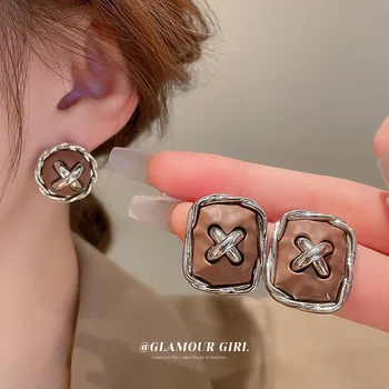Brown Letter Cross Metaliniai auskarai moterims Korėjiečių klasika Aukščiausios kokybės akrilo tamsaus kvadrato ausies skylės auskarų auskarų smeigtukų rinkinys didmeninė prekyba